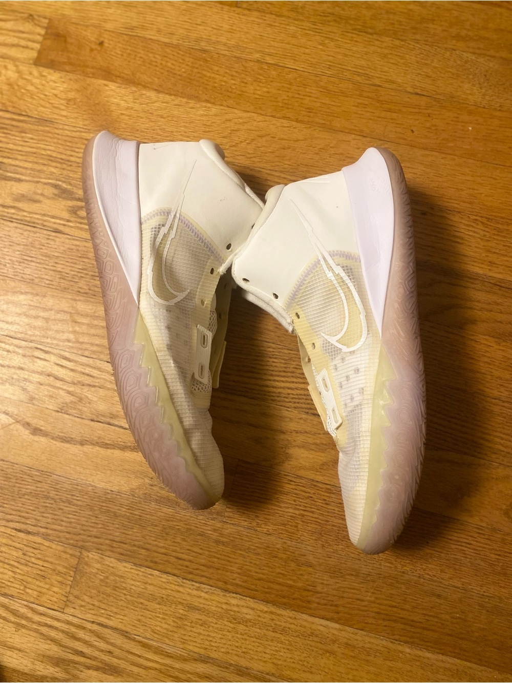 Nike Men’s Kyrie basketball sneakers